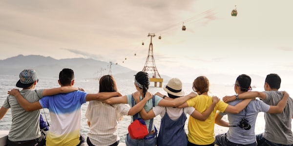 谈球吧玩家部落线上社区球迷们热烈讨论体育赛事的虚拟场景